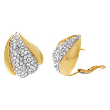 Italian designer DAMIANI, diamonds earrings in 18k yellow gold. Round brilliant cut diamonds total approx. weight: 2.15 carats,
