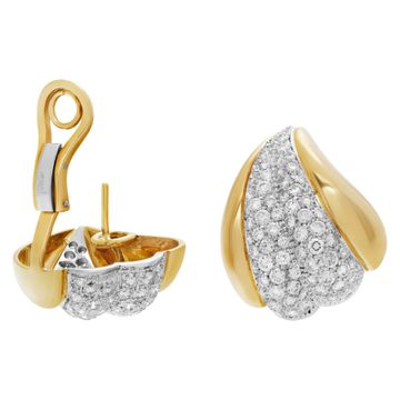 Italian designer DAMIANI, diamonds earrings in 18k yellow gold. Round brilliant cut diamonds total approx. weight: 2.15 carats,