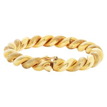 Maccaroni bangle in 18k with satin and high polish finish