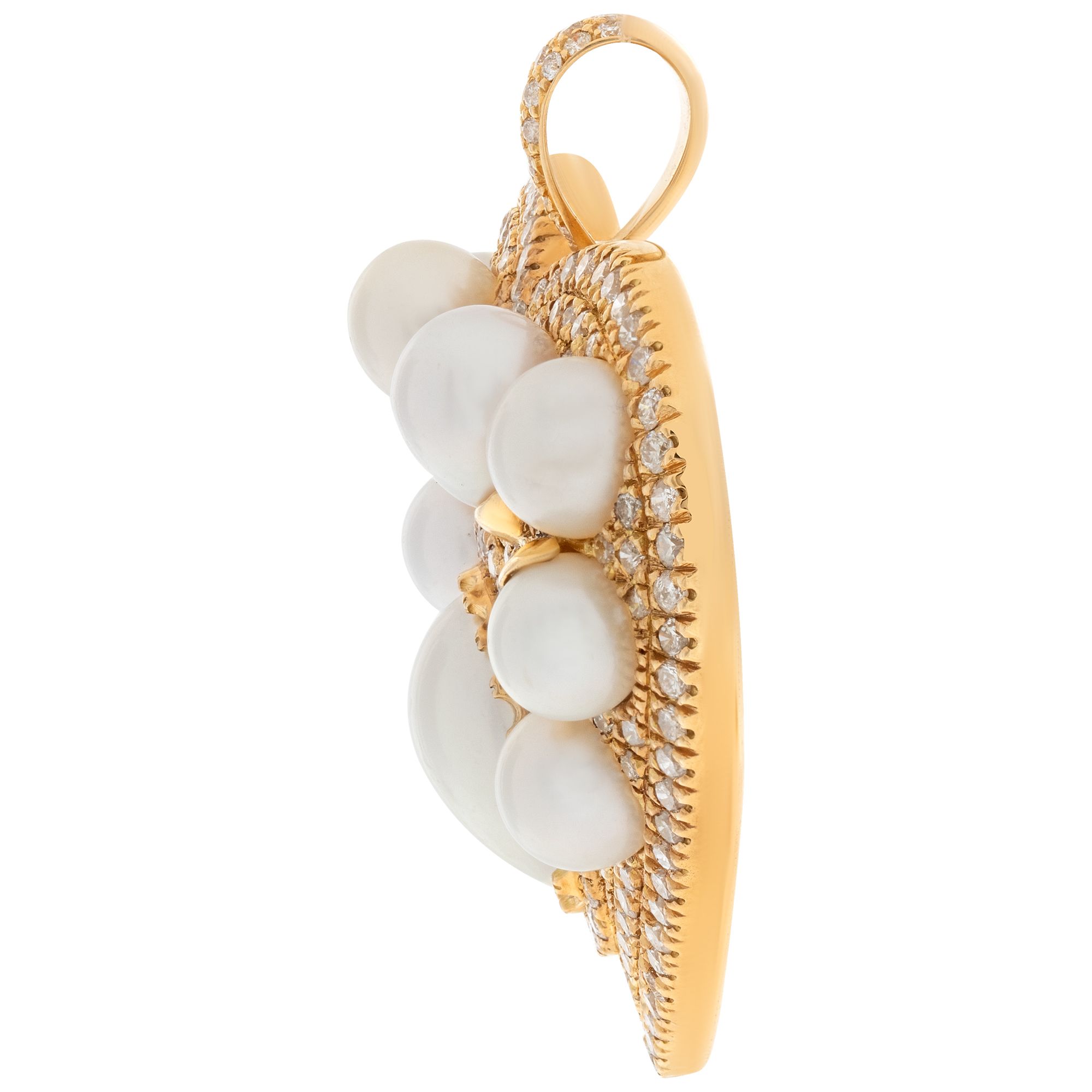 Akoya pearl and diamonds pendant in 18K yellow gold.