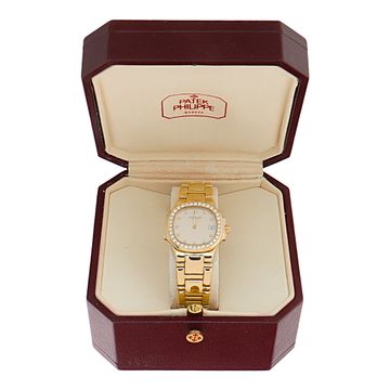 Patek Philippe Nautilus 4700 18k Ivory dial 27mm Quartz watch