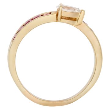Ruby & diamond ring in 18k yellow gold with approximately 0.80 carats in pear and princess cut diamonds