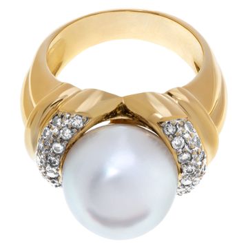 South sea pearl ring in 18k yellow gold with diamond accents